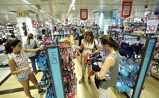 Primer día de la campaña de rebajas del año pasado en Murcia.