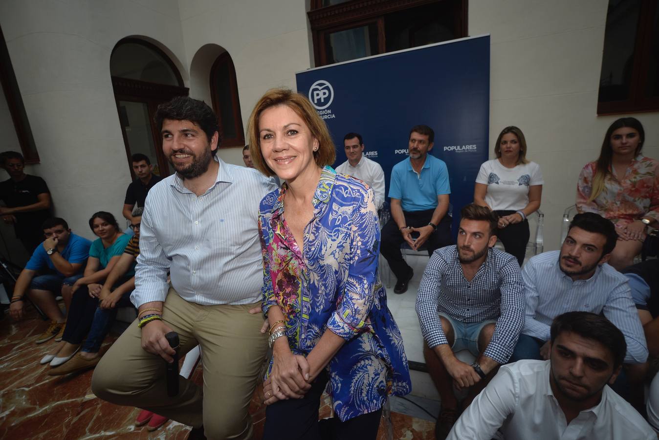 «Los mayores de 45 años también tenemos derecho a la vida», reivindica la exministra de Defensa en Murcia, al tiempo que proclama que su partido no quiere «gobernar a costa de lo que sea, eso se lo dejamos a Pedro Sánchez»