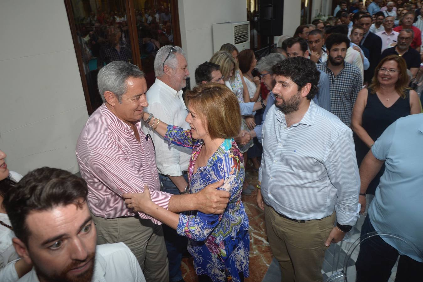 «Los mayores de 45 años también tenemos derecho a la vida», reivindica la exministra de Defensa en Murcia, al tiempo que proclama que su partido no quiere «gobernar a costa de lo que sea, eso se lo dejamos a Pedro Sánchez»