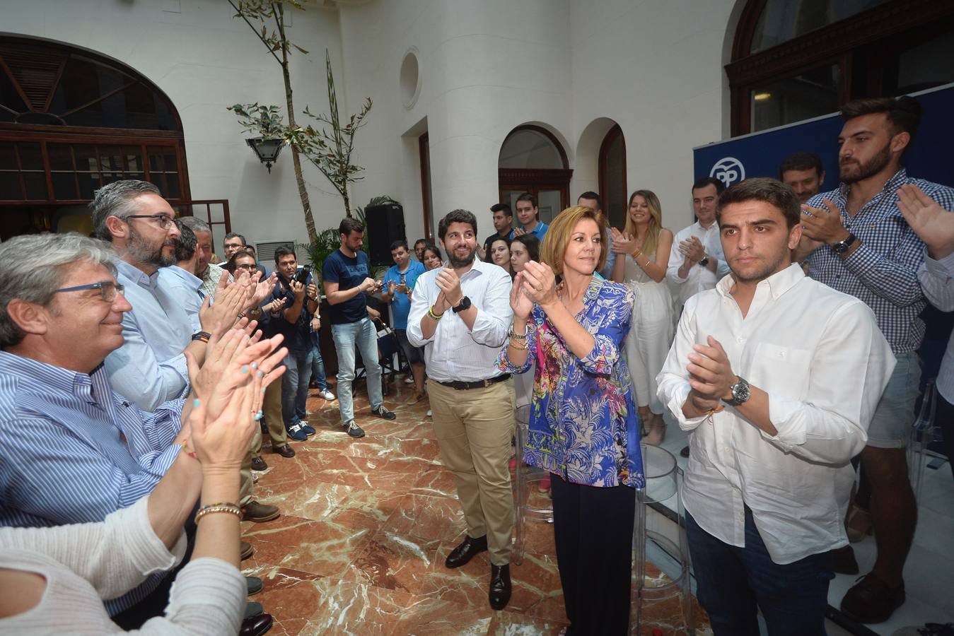 «Los mayores de 45 años también tenemos derecho a la vida», reivindica la exministra de Defensa en Murcia, al tiempo que proclama que su partido no quiere «gobernar a costa de lo que sea, eso se lo dejamos a Pedro Sánchez»