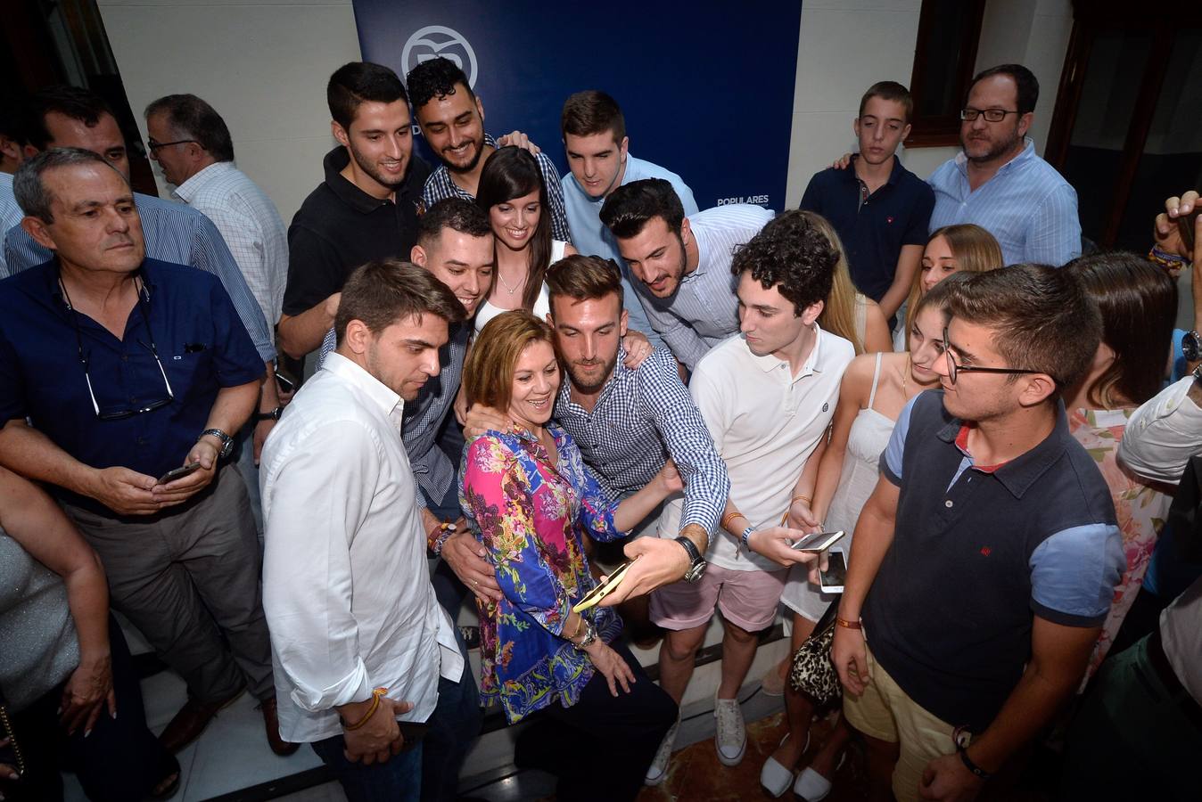 «Los mayores de 45 años también tenemos derecho a la vida», reivindica la exministra de Defensa en Murcia, al tiempo que proclama que su partido no quiere «gobernar a costa de lo que sea, eso se lo dejamos a Pedro Sánchez»