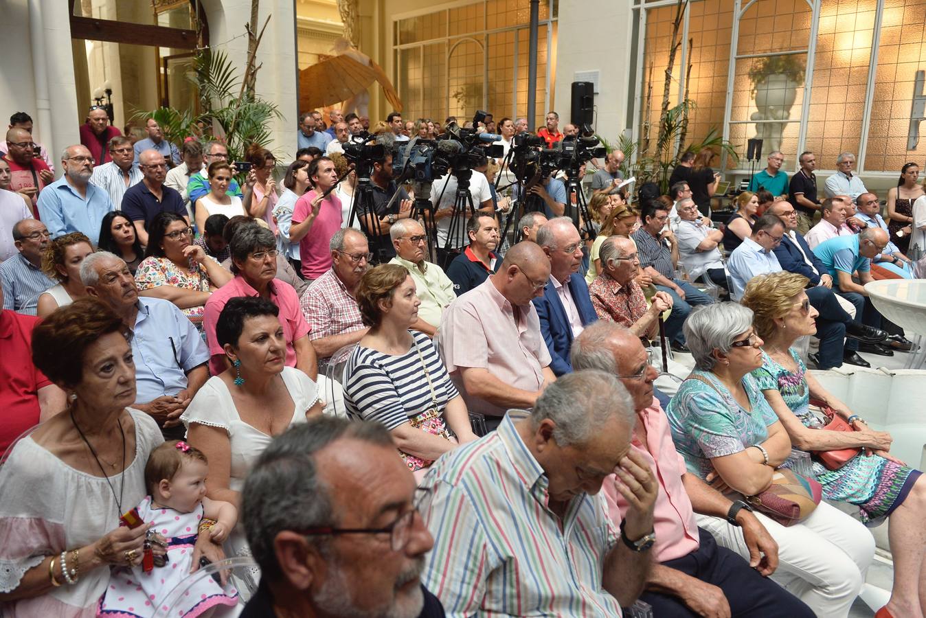 «Los mayores de 45 años también tenemos derecho a la vida», reivindica la exministra de Defensa en Murcia, al tiempo que proclama que su partido no quiere «gobernar a costa de lo que sea, eso se lo dejamos a Pedro Sánchez»