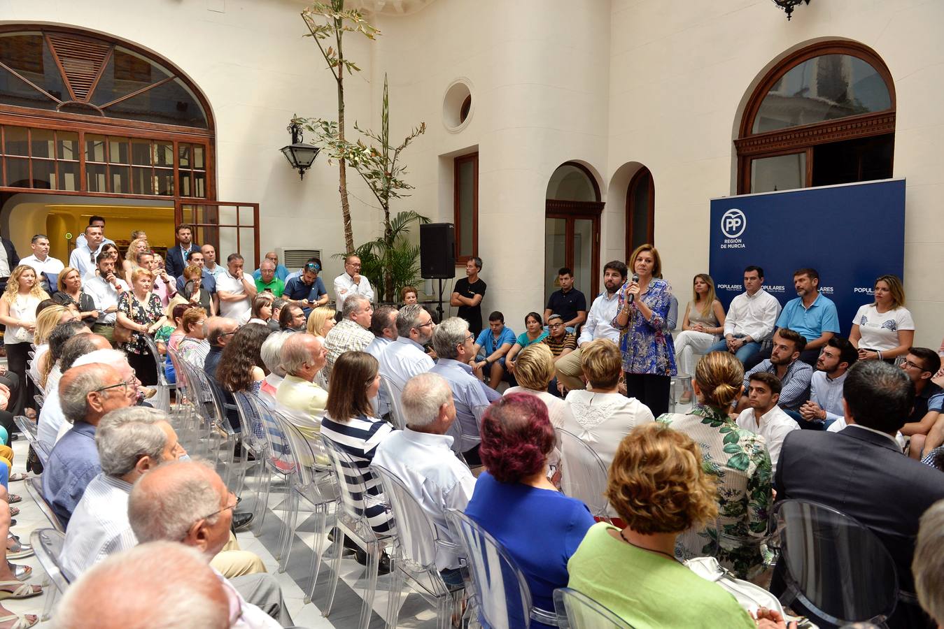 «Los mayores de 45 años también tenemos derecho a la vida», reivindica la exministra de Defensa en Murcia, al tiempo que proclama que su partido no quiere «gobernar a costa de lo que sea, eso se lo dejamos a Pedro Sánchez»