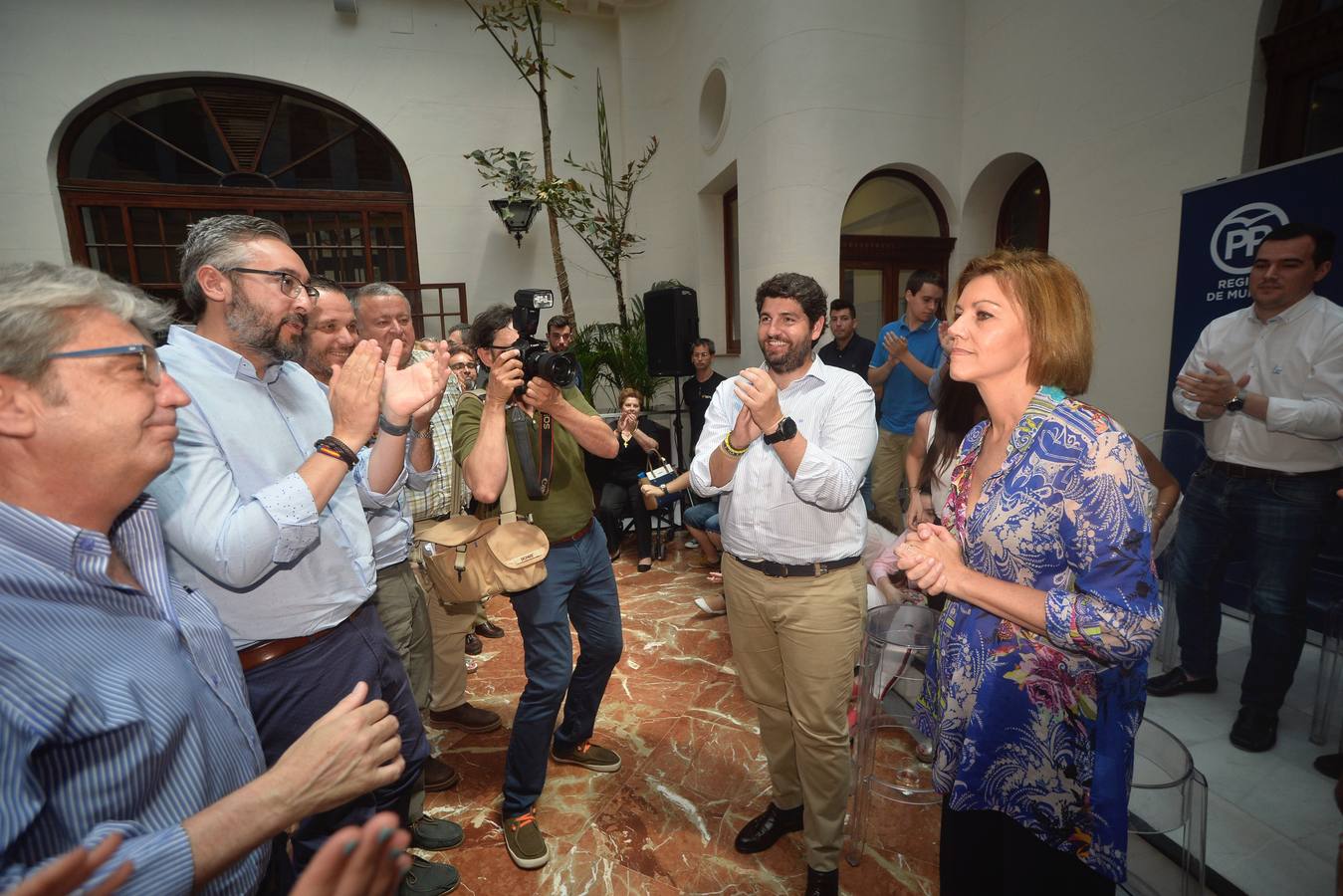 «Los mayores de 45 años también tenemos derecho a la vida», reivindica la exministra de Defensa en Murcia, al tiempo que proclama que su partido no quiere «gobernar a costa de lo que sea, eso se lo dejamos a Pedro Sánchez»