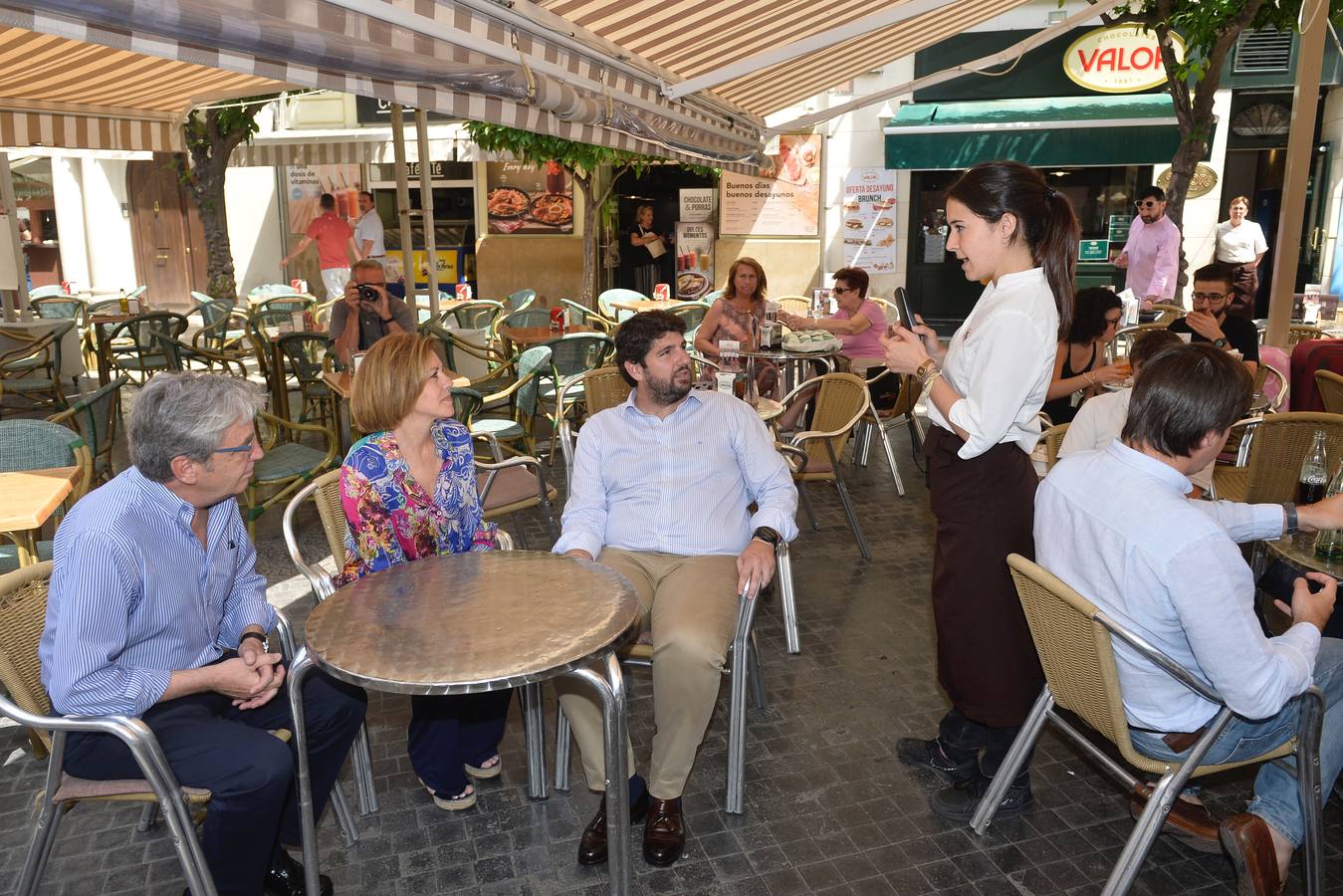 «Los mayores de 45 años también tenemos derecho a la vida», reivindica la exministra de Defensa en Murcia, al tiempo que proclama que su partido no quiere «gobernar a costa de lo que sea, eso se lo dejamos a Pedro Sánchez»