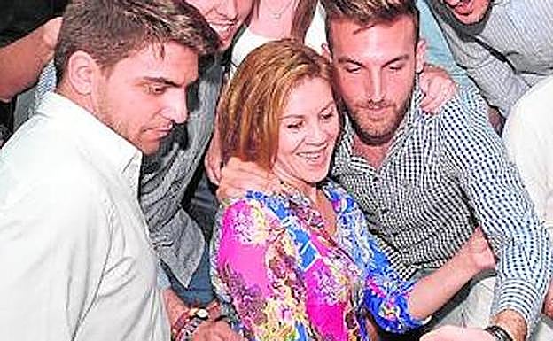 Cospedal, con una blusa de colores vivos, se hizo fotos y 'selfies' con jóvenes afiliados del PP en el Casino de Murcia.