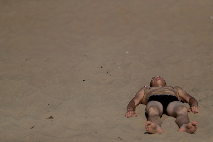 En estos días de de Mundial, los habitantes de Volgogrado combaten el calor con un chapuzón en el río Volga, a cuya orilla se levanta una de las sedes del campeonato