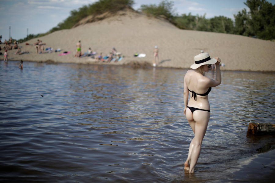 En estos días de de Mundial, los habitantes de Volgogrado combaten el calor con un chapuzón en el río Volga, a cuya orilla se levanta una de las sedes del campeonato