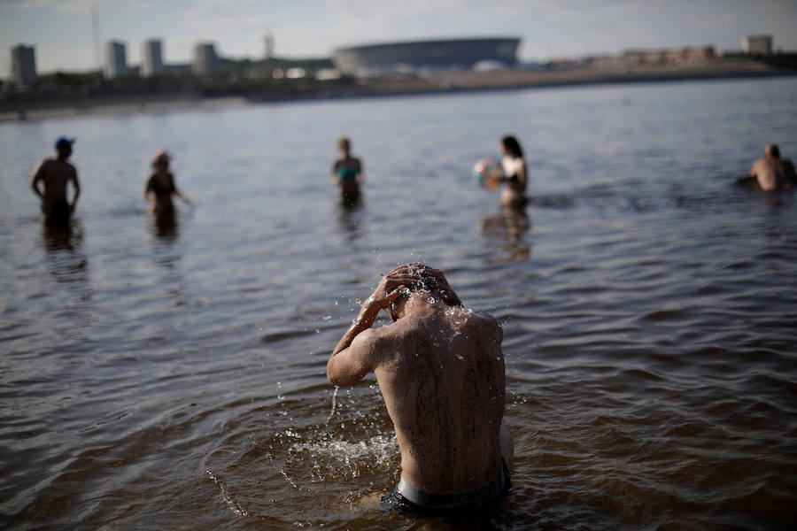 En estos días de de Mundial, los habitantes de Volgogrado combaten el calor con un chapuzón en el río Volga, a cuya orilla se levanta una de las sedes del campeonato