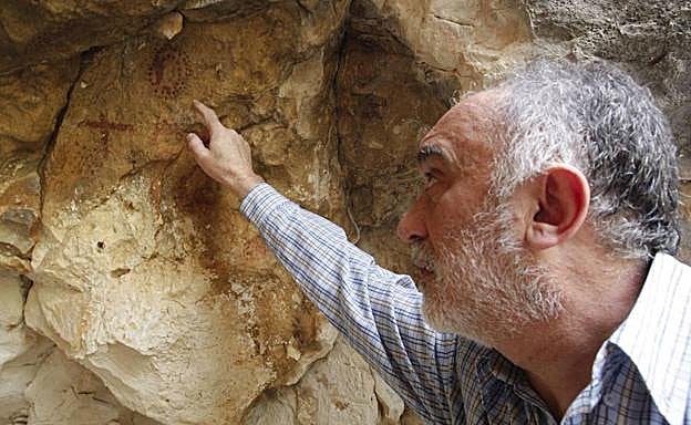 Miguel San Nicolás, inspeccionando unas pinturas rupestres en Jumilla.