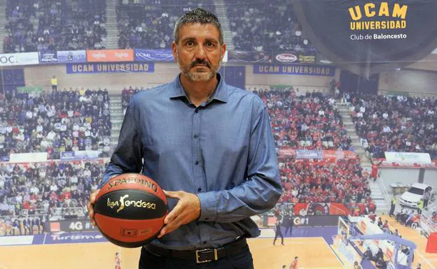 Javi Juárez durante su presentación como nuevo entrenador del UCAM Murcia.