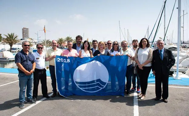 Jiménez ejerce como anfitriona en el acto de entrega de banderas azules en la Región de Murcia.