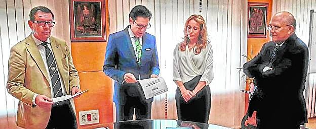 Gemma Quintanilla, junto al presidente y al secretario del TSJ y al presidente de lo Contencioso. 