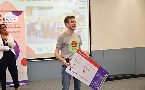 Jairo Peña recoge su premio.