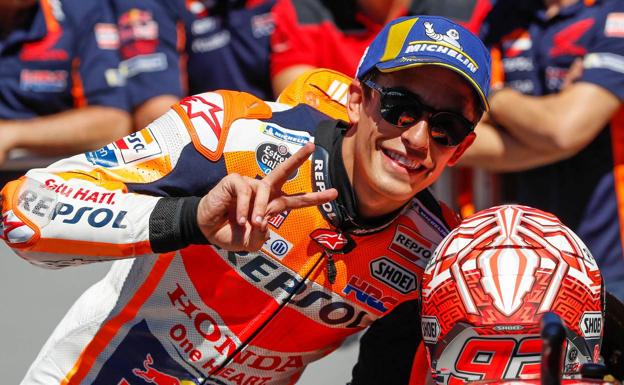 Marc Márquez celebra la 'pole' en Assen. 