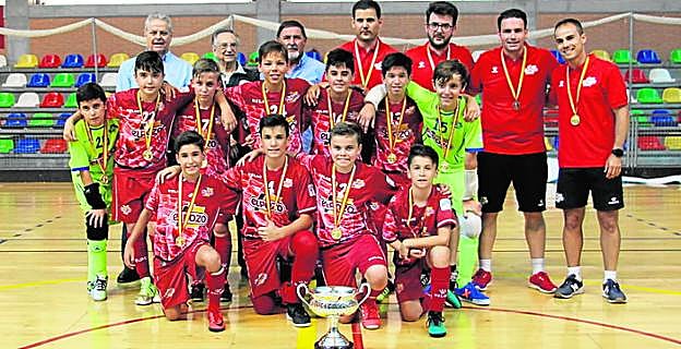 Arriba, campeones alevines de ElPozo; debajo, los infantiles. 