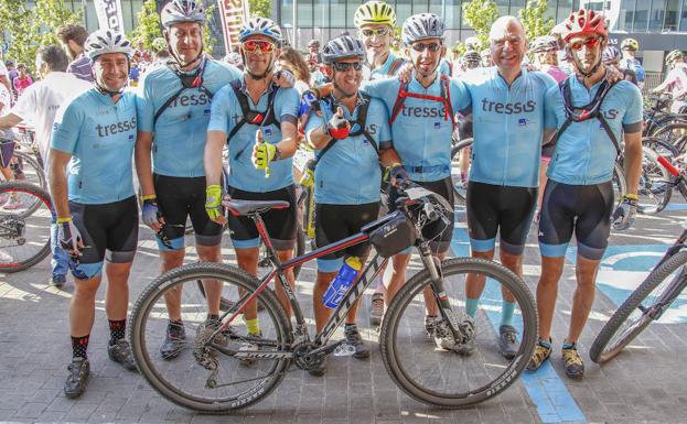 Deportistas con discapacidad y miembros del equipo de Tressis, en la salida. 