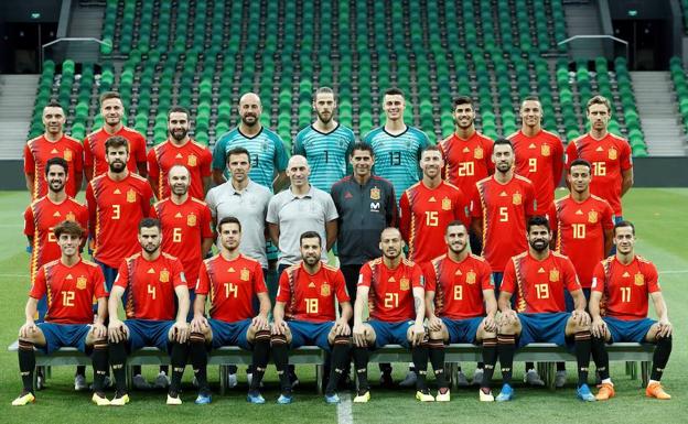 Los 23 convocados de la selección española, Rubiales y Marchena, en la foto de familia realizada en Krasnodar, una vez que Hierro se hizo cargo de La Roja.