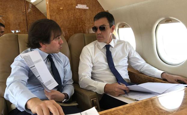 Pedro Sánchez, con gafas de sol durante un trayecto en helicóptero.