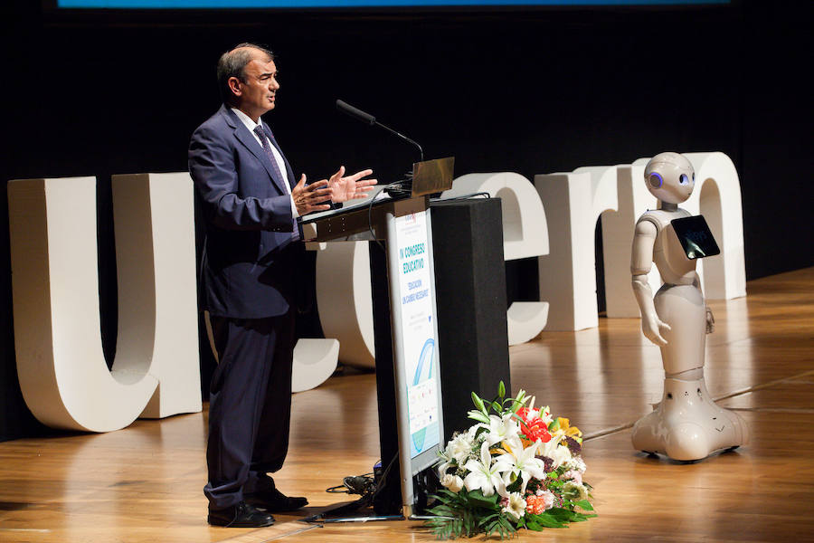 El presidente regional subraya que «uno de cada cuatro euros del presupuesto regional, más de 1.100 millones, se destinan a Educación»