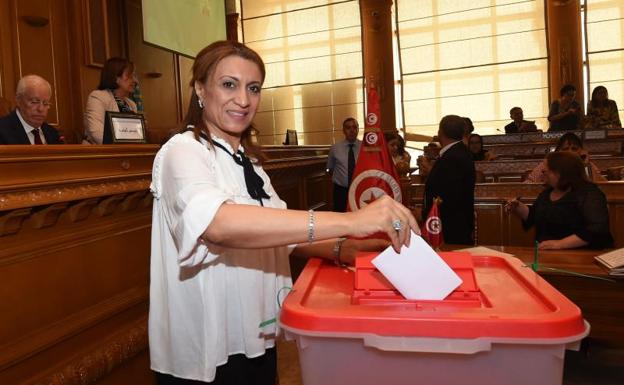 Souad Abderrahim vota en las elecciones municipales de Túnez. 