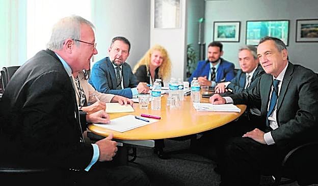 Marín (3º i), durante el encuentro con los eurodiputados. 