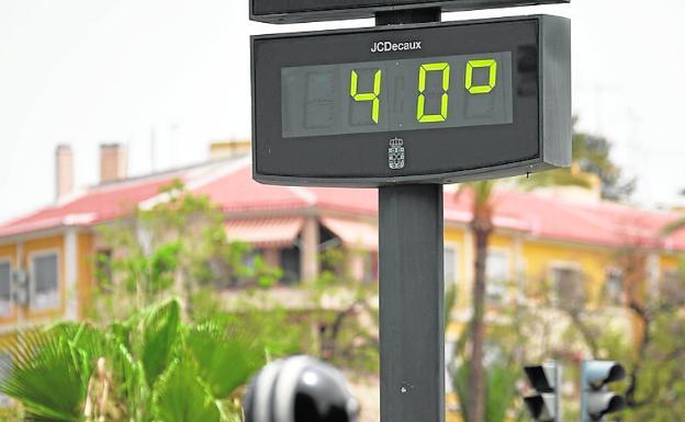 Un termómetro marca 40 grados, ayer, en Murcia. 