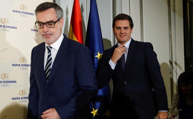 El secretario general de Ciudadanos, José Manuel Villegas, junto al presidente del partido Albert Rivera, ayer en un acto en Madrid. 