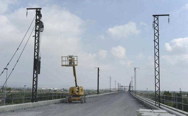 Instalación de los postes para la catenaria del AVE.