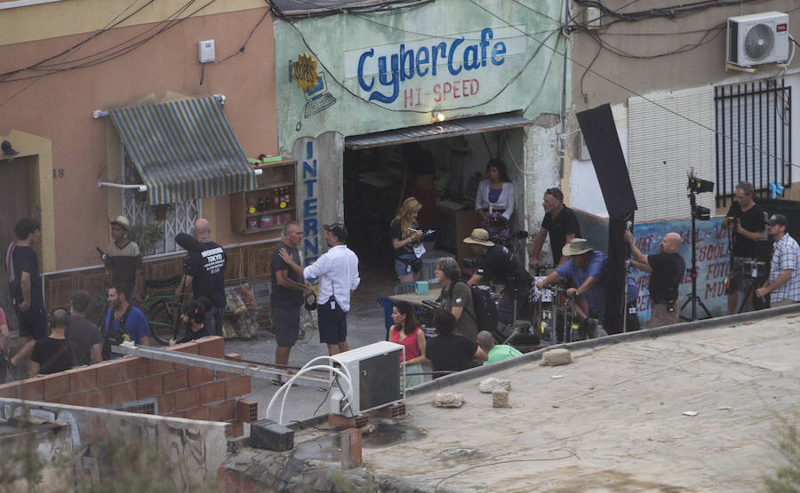 Una productora graba hoy varias escenas de la saga cinematográfica en el barrio, convertido por unas pocas horas en un suburbio mexicano