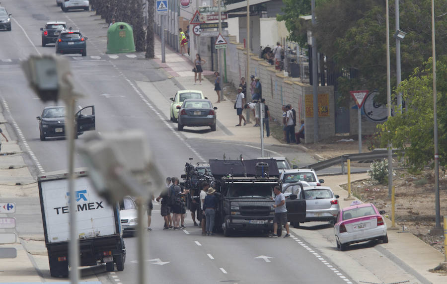 Una productora graba hoy varias escenas de la saga cinematográfica en el barrio, convertido por unas pocas horas en un suburbio mexicano