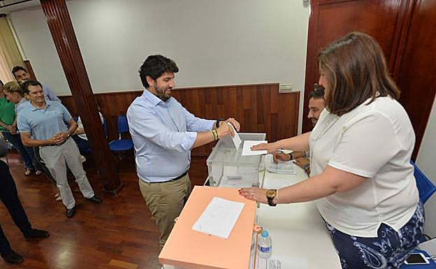 López Miras deposita su voto en Lorca, su ciudad natal. 