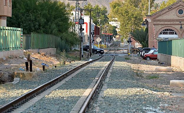 Trama urbana del ferrocarril que podría convertirse en un gran corredor verde para pasear y hacer deporte. 