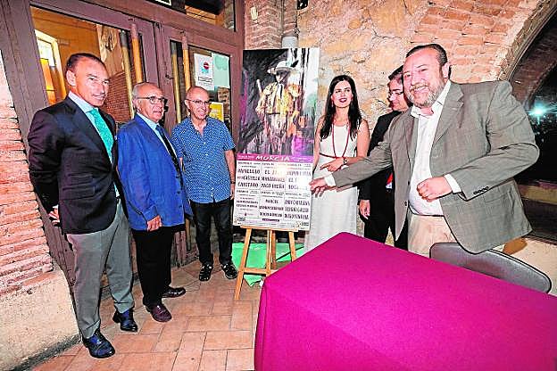Pepín Liria, Ángel Bernal, Esteban Bernal, Miriam Guardiola, Jesús Pacheco y Juan Antonio de Heras muestran el cartel. 