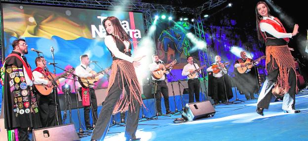 Primera semifinal del Certamen de Tunas, anoche, en el Cuartel de Artillería. 