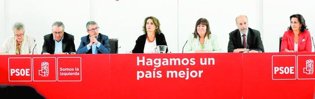 La ministra Teresa Ribera, entre Cristina Narbona y Hugo Morán, durante la reunión en Ferraz para abordar la política del Ministerio en materia de agua y medio ambiente. 