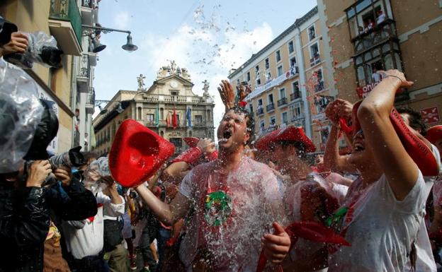 Imagen. Pamplona vive su día más grade con el chupinazo. 