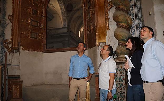 El alcalde (i) y los técnicos, en la capilla. 