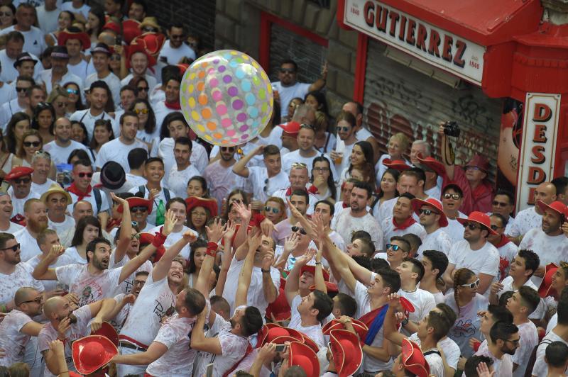 La capital navarra se prepara para vivir su fiesta más grande, los sanfermines, que arrancarán con el tradicional chupinazo desde la plaza del Ayuntamiento