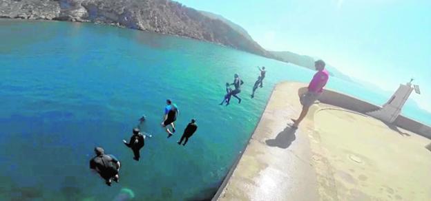 Los agentes de seguridad, en uno de los ejercicios de adiestramiento, se lanzan al agua desde nueve metros de altura en el faro de Cartagena . 