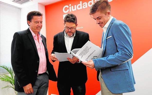 Juan José Molina, Miguel Sánchez y José Luis Ros, en la presentación de la proposición de ley. 