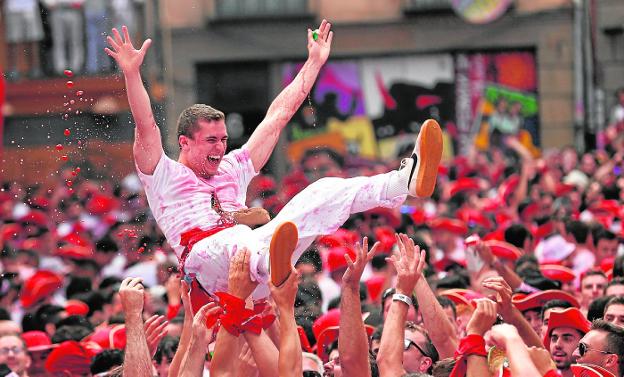 Normalidad y ambiente festivo en el chupinazo