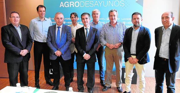 Los participantes en 'Agrodesayunos' junto al director general de La Verdad, Antonio González (segundo por la izquierda), y el jefe de Local del periódico, Manuel Buitrago (primero por la derecha), en la sede de Cajamar. 