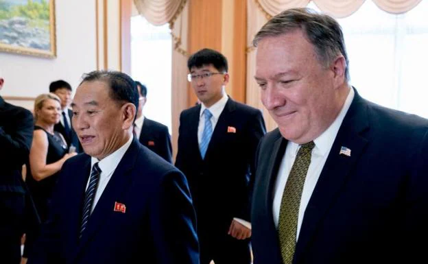 El secretario de Estado de EE UU, Mike Pompeo (Derecha), junto a su homólogo coreano Kim Yong Chol.