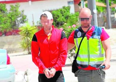 Imagen secundaria 1 - Arriba:: La Guardia Civil detuvo el pasado martes a tres miembros de una clan familiar en Alguazas, tras practicar dos registros en inmuebles del Barrio del Carmen, en los que fueron intervenidas varias bolsas repletas de marihuana. / Edu Botella || Abajo izda: El Grupo de Estupefacientes de la Policía Nacional arrestó a cuatro miembros de una familia, uno de ellos menor de edad, por producir y vender 'maría' en su propio domicilio en San José de la Vega el 3 de julio. || Abajo dcha: La Policía Nacional arrestó a un matrimonio tras sufrir un 'vuelco' en su vivienda de la pedanía molinense de El Fenazar, en la que tenían un invernadero de marihuana, por el que sufrieron un asalto a manos de tres delincuentes. / Juan Carlos Caval