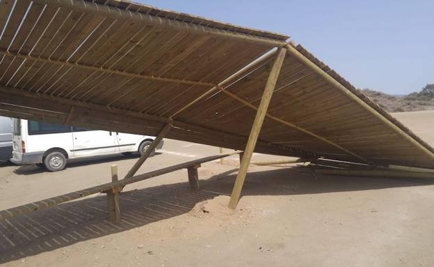 Pérgola de madera cortada con una motosierra.