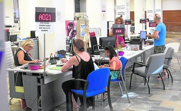 Oficinas de atención al público, en la planta baja del Edificio Administrativo de la calle San Miguel. 