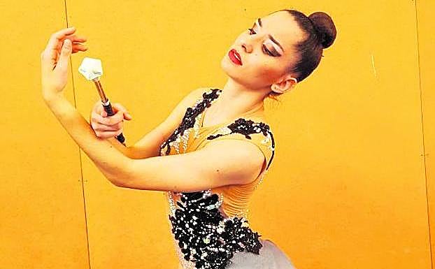 La deportista Andrea Lucas durante un ejercicio de 'twirling'. 