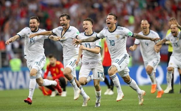 La selección rusa celebra el pase a cuartos al eliminar a España. 