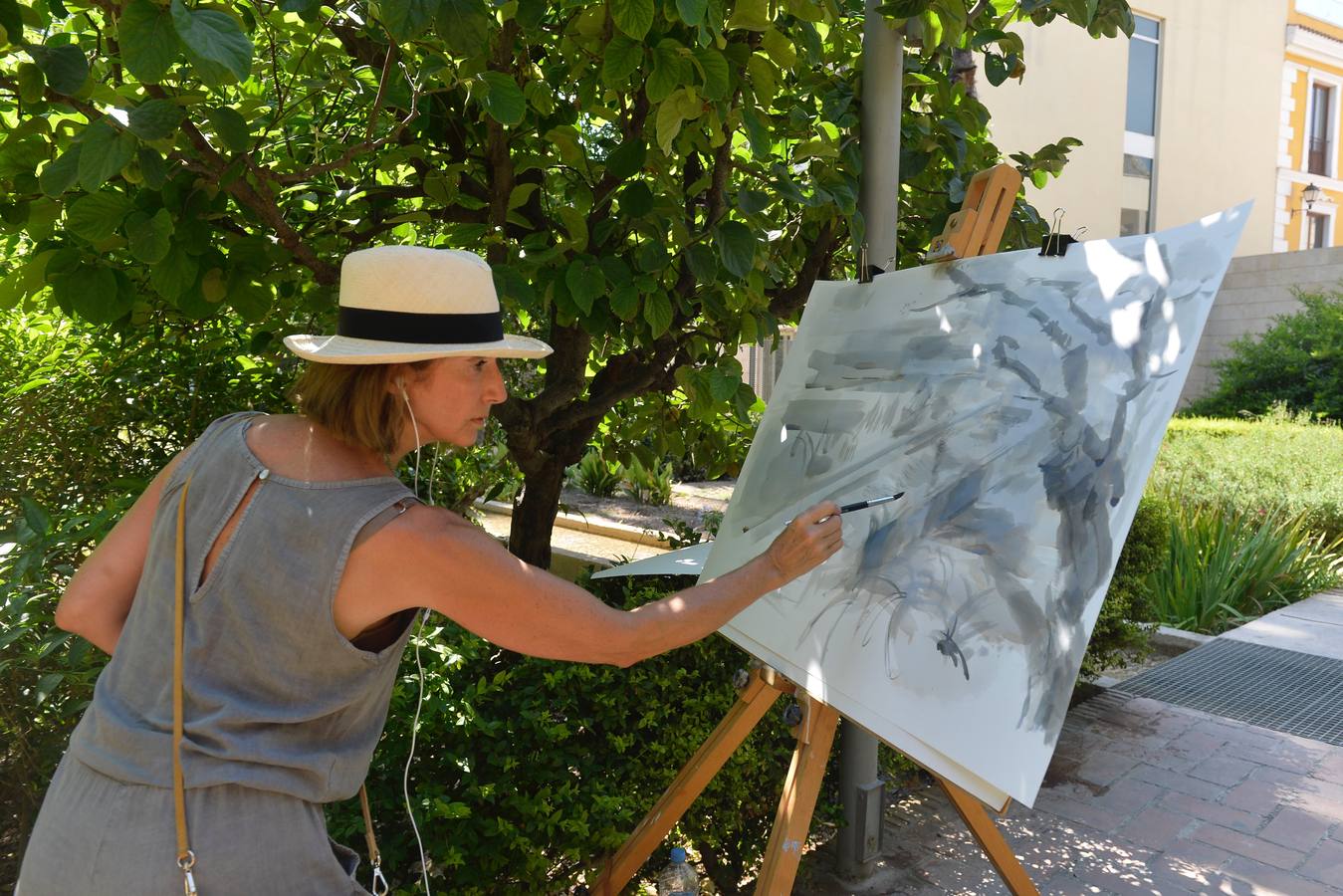 18 artistas plasman su visión del huerto López-Ferrer, considerado el último jardín hispanomusulmán de la ciudad y cuyo origen se remonta al siglo XV, durante una actividad cultural incluida en la programación del XI Festival Internacional de Folclore en el Mediterráneo.